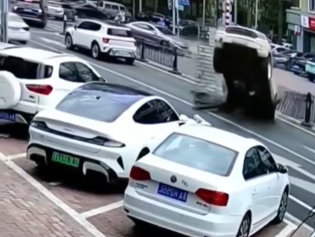 ببینید | عجیب‌ترین تصادف روز؛ لحظه سقوط خسارت‌بار خودروی شاسی بلند روی سقف خودروهای پارک شده در پی اشتباه فاحش راننده