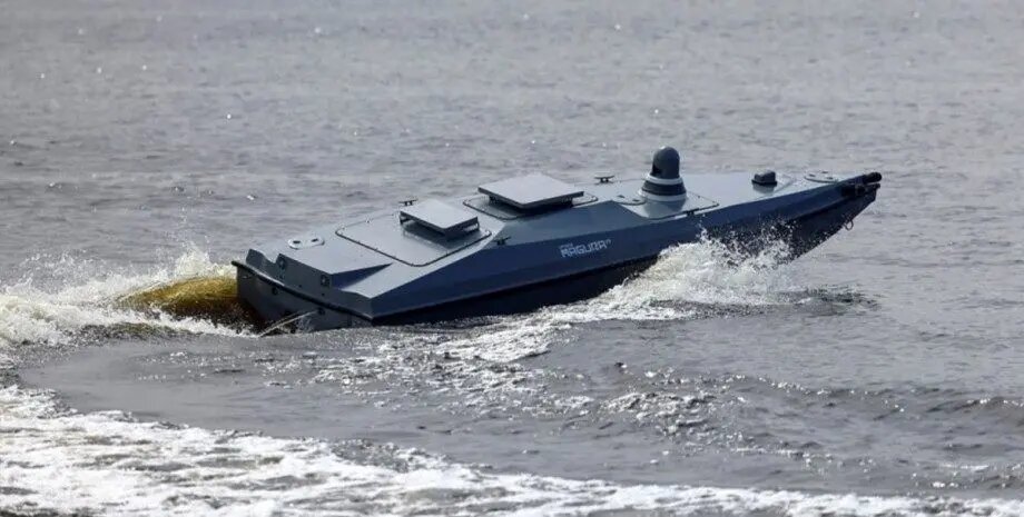 ببینید | قایق تندروی اوکراین نتوانست از سد سربازان گارد قدرتمند روسیه عبور کند